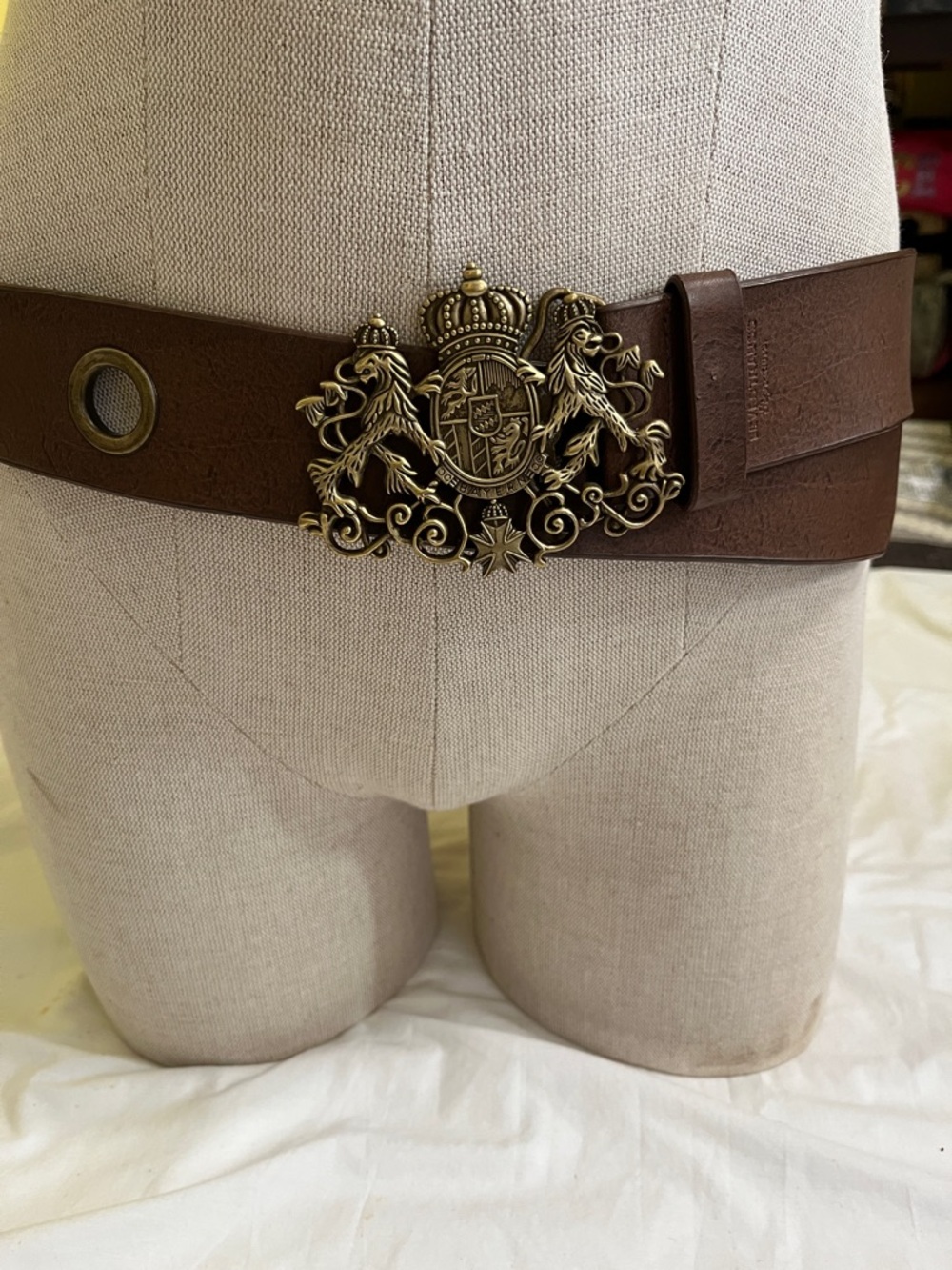 Signature by Levi Strauss Brown Belt with Ornate Gold Crest Buckle VTG.